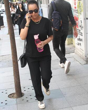 Ayn saatlerde arkc Beng de depreme alverie kt Nianta'nda yakaland. Bir maazada alveri yapan Beng, sarsnt srasnda yaad panikle soluu maaza dnda ald.