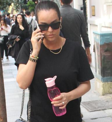 Yaad korku yzne yansyan arkc, hemen telefona sarlp ailesini arad.