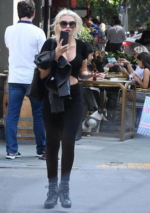 "GELYORUM"  Okullarn tatil olduunu renip hemen ocuklarnn yanna koan Piriler, oullarna telefonda "Geliyorum" diye seslendi.