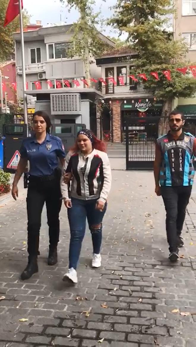 Bin 237 lira ceza kesildi  <br>  pheliye 46/2-G(Aksine bir iaret bulunmadka srclerin trafii aksatacak veya tehlikeye sokacak ekilde ard ardna birden fazla erit deitirmek) maddesine istinaden bin 2 TL, 66 (motorlu bisiklet su&#776;renlerin manevra ic&#807;in isaret verme hali dnda iki elleri ve motosiklet su&#776;renlerin devaml iki elleri ile tatlarn su&#776;rmeleri) maddesine istinaden 235 TL, toplamda bin 237 TL idari para cezas kesildi.