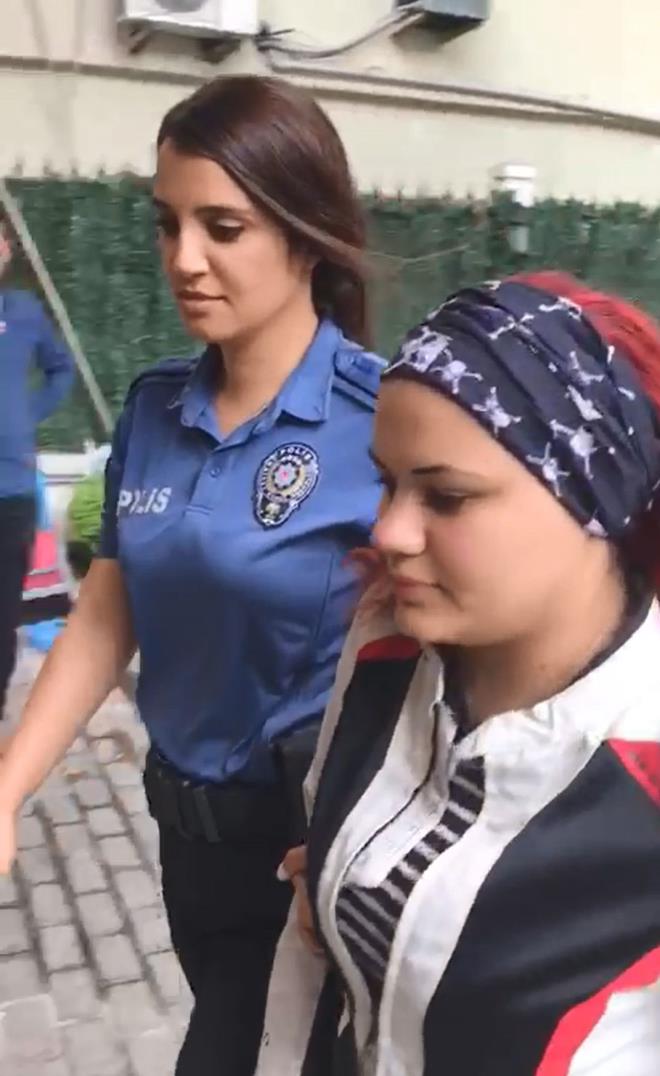 D-100 Karayolu, Uzunayr Mevkii'nde kameralar tarafndan grntlenen motosiklet srcs youn trafik iinde tehlikeli hareketler sergileyerek otomobiller arasnda adeta dans etmiti. Tehlikeli sr srasnda motosiklet zerinde ayaa kalkan gen kadnn sr dakikalarca srmt.