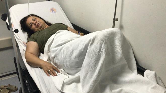 zelik, hastanedeki ilk mdahalenin ardndan gazetecilere yapt aklamada, olayla ilgili unlar aktard:    "Zil aldktan sonra snfma girdim. Bir kadn kapy at, tanmyorum, benim rencimin velisi deil. Snftan knca birdenbire, 'Sen kim oluyorsun da benim ocuuma mdahale ediyorsun. imdi kocam gelecek grrsn' diye barmaya balad. Sonrasnda tekrar snfma girdim. Sonrasnda bir adam geldi, salarm tutup, kapya sktrd. Tekrar ieriye katm. Devamn hatrlamyorum ama kapdan kamm adam da arkamdan gelmi."