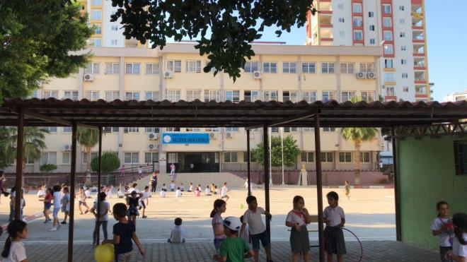 MERSN merkez Mezitli ilesindeki Vali enol Engin lkokulu'nda grevli snf retmeni Nigar zelik (50), nceki gn koridor nbetisiyken bir renciyi snfa girmesi konusunda uyard. ddiaya gre; ertesi gn okula gelen rencinin anne ve babas ocuklarn ittiini ne srdkleri zelik ile tartt.