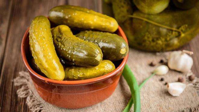 ?Turu suyu gripte, barsak rahatszlklarnda ok etkili?  <br>  2000 ylnda ie baladklarnda Eskiehirli vatandalarn turu suyu ime kltrlerinin olmadn ifade eden nal Atalay, ilerleyen yllarda bu kltrn giderek oturduunu belirtti. Atalay, ?Biz 2000 ylnda buraya geldiimiz zaman turu suyu gnde 5 bardak ya da 10 bardak satyorduk. ok sknt yayorduk, bilmiyorlard turu suyu ime kltr Eskiehir'de yoktu. Yaklak 10 yldr mterilerimiz sraya giriyor turu suyu imek iin. Gnde 300-400 bardak turu suyu gidiyor. Ama bunda en nemli etken biz her gn yenisini yapyoruz. Eer kalm olsa bile tabi ki de kalmyor akamzeri mteriye yok diyorum. Kalm olsa bile yarn yenisini yapyorum. Bir de ierisinde dediim gibi lahana turusunun suyu, pancar turusunun suyu, sarmsak turusunun suyu olduu iin gribin, farkl barsak rahatszlklarnda, baklk sisteminde ok etkili olduu iin turu suyunu mterimiz ok tketiyor. Farkl turularmzn bazlar limon turusu, kzlck turusu, krmz soan turusu var, kozalak ve yumurta turularmz var onlar da sattk. Mterinin talebine gre de yapyoruz? dedi.