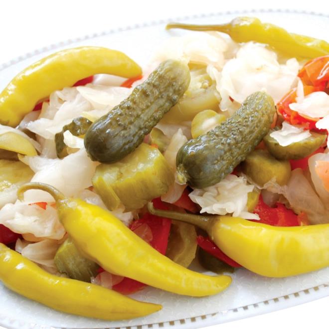 Yaz scaklarnn sona ermesinin ardndan serin sonbahar havalaryla birlikte k turular da kurulmaya baland. zellikle k aylarnda sofralarn vazgeilmezlerinden olan turuya rabet havalar souduka artarken, turunun hangi hastalklara iyi geldii ve salk asndan ne gibi yararlar olduu da en ok merak edilen konular arasnda yer alyor. Bunun yannda turularn kendileri kuran kadnlar da turu kurma konusundaki pf noktalar merak ediyor.    Eskiehir ar'da yaklak 20 yldr turu iletmecilii yaptklarn belirten nal Atalay konu ile ilgili deerlendirmesinde evde turu kurmak isteyen kadnlara turularn ayr ayr kurmalarn tavsiye etti. Atalay, ?Evde turu kurmak isteyenlere tavsiyem turular ayr ayr kursunlar. nk rnek veriyorum lahana turusu 1 ayda oluyorsa salata turusu 1 haftada oluyor. O yzden turular kark kurulduu zaman yumuayabiliyor. nk biri olmu oluyor biri olmam oluyor. O yzden biz kesinlikle turular bir kurmayz. Hepsini ayr ayr kurarz nk hepsinin tuz oran farkldr. Bize ne kadar tuz kullanyorsunuz diye soruyorlar. Gram ya da kiloyla deil. Bizde derece var, her trl turunun ayr derecesi var. O yzden bizim verdiimiz formlle kuramazlar. En iyi forml kendi bildikleri gibi olandr? ifadelerini kulland.