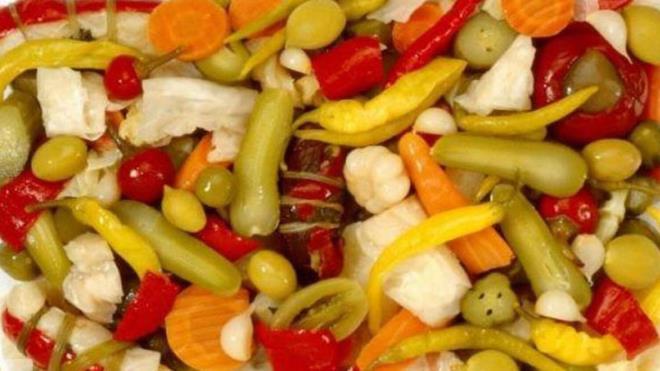 ?Canan Karatay hocamz lahana turusuna ok nem verdi?  <br>  nal Atalay, hangi turunun hangi hastala iyi geldii konusundaki merak edilenlere de deinerek, ?Geen yl Canan Karatay hocamz lahana turusuna ok nem verdi. Lahana turusu mide ve barsak hastalklarn nlyor. Sarmsak turumuz var kalp hastalklar ve eitlerine ok faydas var. Pancar turusu baklk sistemini glendiriyor. Turu suyumuzun ierisinde hem lahana, hem sarmsak, hem pancar suyu olduu iin daha etkili oluyor? dedi.