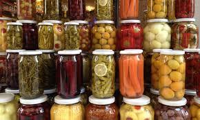 ?Biz turuyu sadece tuzla kuruyoruz?  <br>  Turunun hangi malzemeyle kurulacan merak eden kadnlara da tavsiyelerde bulunan Atalay, ?Aldklar mahsul ok nemli, kesinlikle bildikleri yerden alsnlar. Koruyucu olduu zaman tekrardan yumuama riski olabiliyor. 'eker atalm m? Suyunu kaynatalm m?' diye soruyorlar. Kesinlikle suyu kaynatmayn, eker atmayn. Biz sadece deniz tuzuyla kuruyoruz. Ama bizde asl ilem turuyu kurduktan sonraki ilemdir. Her turunun ayr forml var. Kimine sirke yakyor, kimine limon yakyor. Elma sirkesi atyoruz, o da 20 kiloluk bidona yarm ay barda olarak tat vermesi iin. nk sirkeli seven var, limonlu seven var? eklinde konutu.