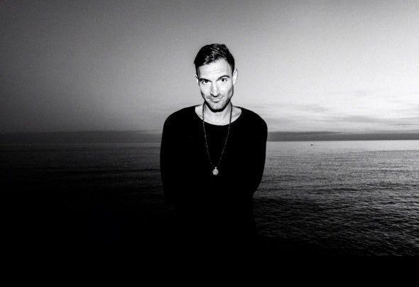 Peki, Beren Saat ile ad ak dedikodularna karan Fransz DJ Maga kimdir?  <br>  DJ Maga, Fransa'da dodu ve hayatnn ounu kltrler arasnda seyahat ederek geirdi. Yln yars Gney Fransa'da geiriyor, burada kariyeri zerine younlayor.