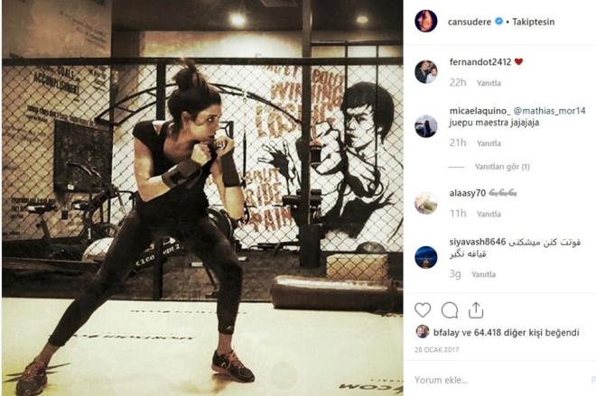 Dv kulbne giden kadnlar, hem stres atyor, hem de spor yapyor. zel eitmenler eliinde alan nl isimler, zorlu hareketlerdeki performanslaryla dikkat ekiyor