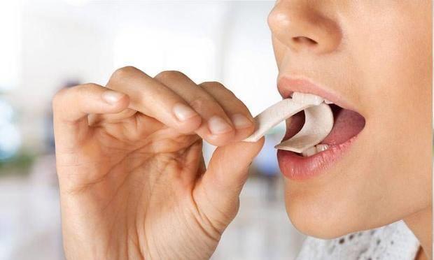 EKERSZ SAKIZ  <br>  Tkrn ierisinde bulunan alkali maddesi mide ve yemek borusundaki asidi ntralize eder. ekersiz sakz azdaki tkrk miktarn oaltndan daha fazla yutkunmaya neden olur. Bylece midede oluabilecek yanmas riskini azalr.