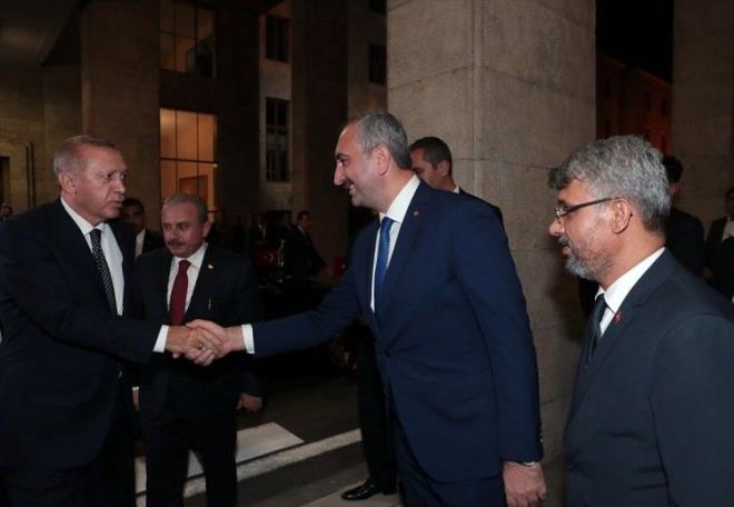 Cumhurbakan Erdoan' resepsiyona geliinde TBMM Bakan Mustafa entop karlad. Erdoan, Adalet Bakan Abdulhamit Gl ile tokalat.