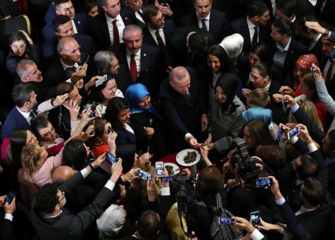 Cumhurbakan Recep Tayyip Erdoan, TBMM Bakan Mustafa entop tarafndan TBMM'nin 27. Dnem 3. Yasama Yl al dolaysyla verilen resepsiyona katld. Cumhurbakan Erdoan misafirlere ikramda bulundu