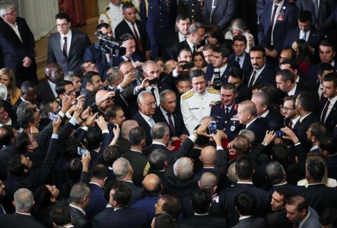 Resepsiyonun ardndan Mermerli Salona geen Cumhurbakan Erdoan, burada TBMM Bakan Mustafa entop, Adalet Bakan Abdulhamit Gl, Salk Bakan Fahrettin Koca, ileri Bakan Sleyman Soylu, eski TBMM Bakan smail Kahraman, BBP Genel Bakan Mustafa Destici ve baz milletvekilleriyle bir araya geldi.