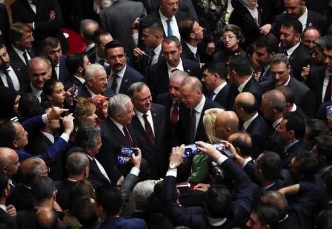 TBMM Bakan entop'un makam aracna kadar uurlad Cumhurbakan Erdoan, daha sonra TBMM'den ayrld.