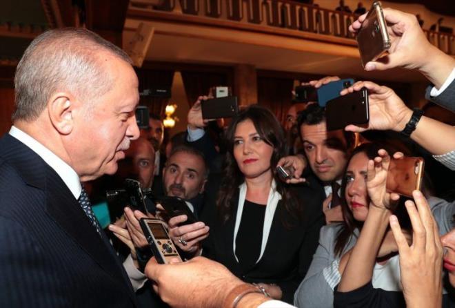 Cumhurbakan Erdoan resepsiyonda gazetecilerin gndeme ilikin sorularn yantlad.