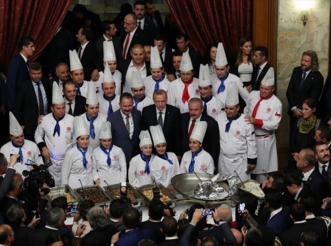 Cumhurbakan Recep Tayyip Erdoan, TBMM Bakan Mustafa entop tarafndan TBMM'nin 27. Dnem 3. Yasama Yl al dolaysyla verilen resepsiyona katld. Cumhurbakan Erdoan, resepsiyondaki yiyecekleri hazrlayan alar ile fotoraf ektirdi