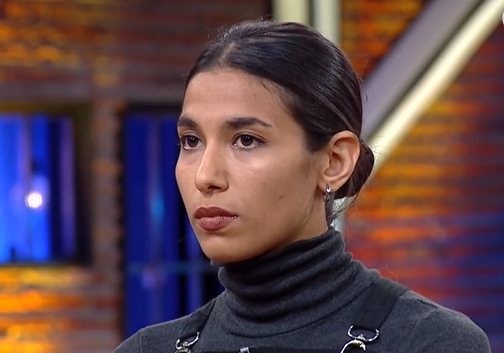 Yemekleri tadan efler Murat, Cemre ve Suna arasnda bir karar vermeye alt. Somer ef yapt deerlendirmede ilk kez kendi yaptndan bile gzel yapan Cemre'yi birinci seti.