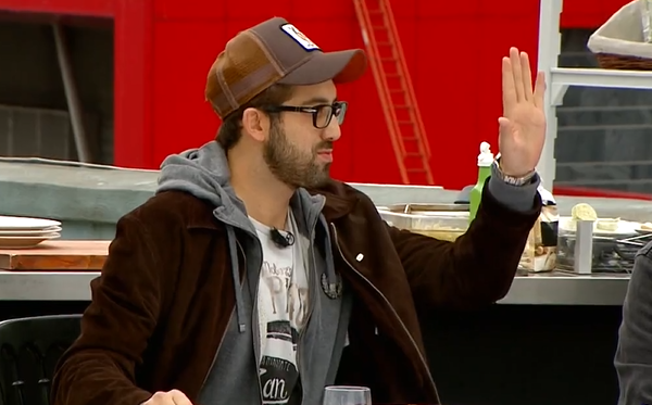 Programa ge kalan komedyen Dou Demirkol yemee yetimedi. Sadece tatl yemekle kalan Demirkol'un da programa dahil olmasyla neeli anlar yaand.