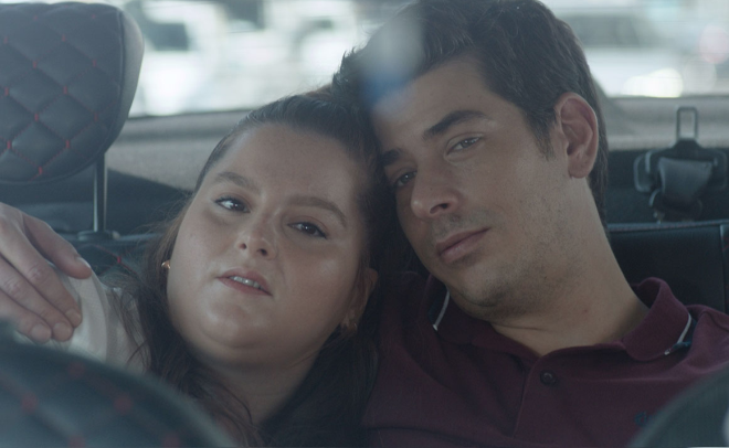 Peki Bir Aile Hikayesi'nin son blmnde neler yaand?  <br>Reyhan musiki gecesinde sahneye kaca iin ok heyecanldr. Ancak Cem Reyhan?n o gece birlikte ark syleyecei kiiden rahatsz olur. Engin Reyhan?n eski okul arkadadr. Reyhan?n Engin?le ilgili Cem?den gizledii bir bilgi aralarnn almasna sebep olur. te yandan Berk?in Nil?e verdii bir hediye balarna i aar.