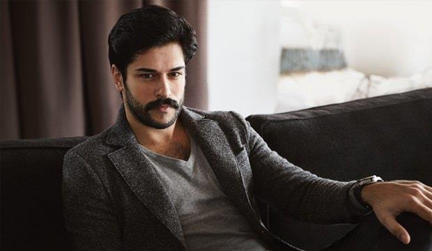 24 Aralk 1984 doumlu olan yakkl oyuncu stanbul doumlu, baba tarafn&#8203;dan ise aslen Gaziantep?lidir. Annesi Ceyhan zivit, babas Blent zivit?tir, Burun Deniz isminde bir kz kardei vardr. Kz kardei 2014 ylnda Ahmet Deniz ile evlenmitir. imdiki ei ile alkuu isimli dizinin setinde tanmtr. 29 Haziran 2017 tarihinde ise stanbul Yeniky Sait Halim Paa Yalsnda Fahriye Evcen ile dnya evine girmitir.