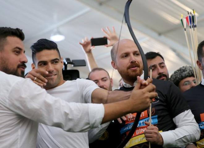 Falcao at yapmadan nce ise yay ile hazrlk yapt.