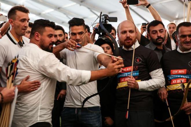 Dnya Etnospor Federasyonu Bakan Bilal Erdoan Falcao ve Vedat Muriqi'ye ok atma konusunda yardmc oldu.