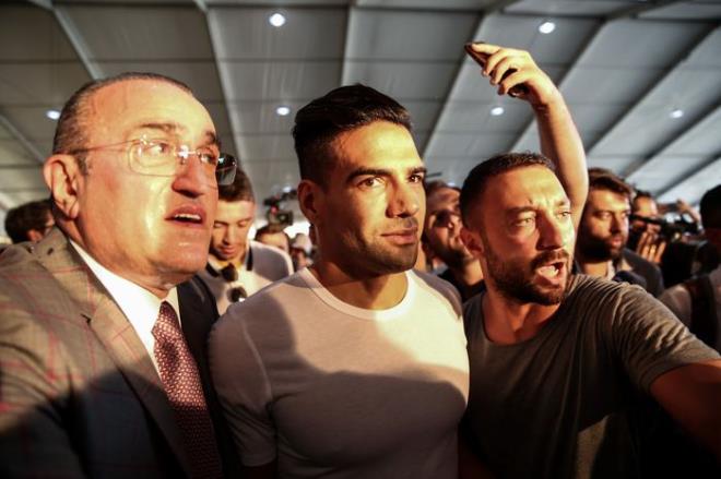 Davete katlanlar Falcao ile fotoraf ektirebilmek iin yart.