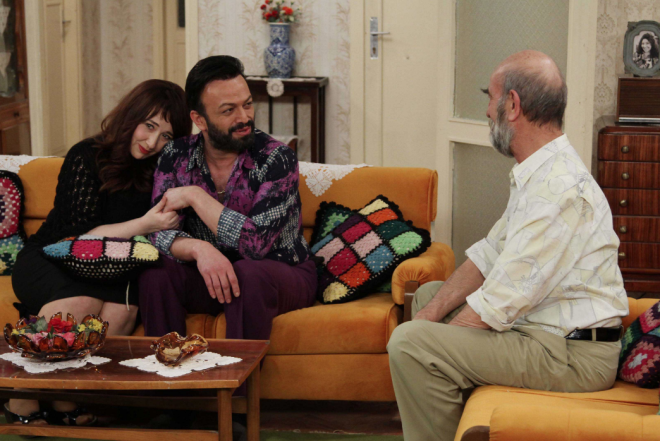 Butik Ali yeni giritii su iinde ok baarl olur, bu haber bata Dilek olmak zere herkesi ok mutlu eder. Kasap Bahtiyar ve kardei Sinan memleketleri Adana?ya dnmeye karar verirler.