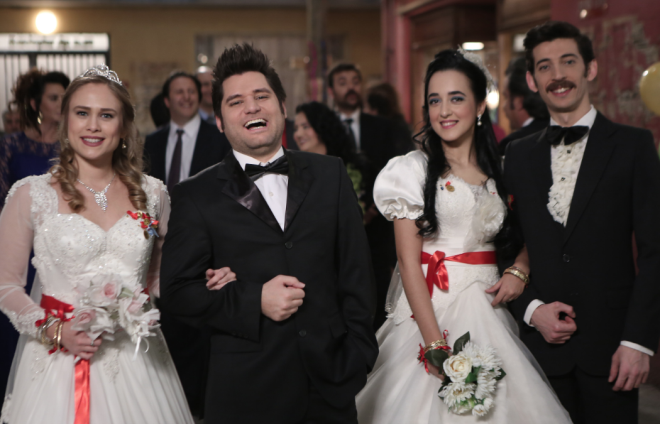 Peki Seksenler final blmnde ne olmutu?: Seksenler?in en byk aklar, naralt Mahallesi?nde dzenlenen toplu nikah treninde evlendi. Butik Ali yllardr ak olduu Dilek?e kavuurken, uzun zamandr nianl olan ve evlenmeyi drt gzle bekleyen Elvan ve ahin de bu toplu nikah treninde muradna erdi.