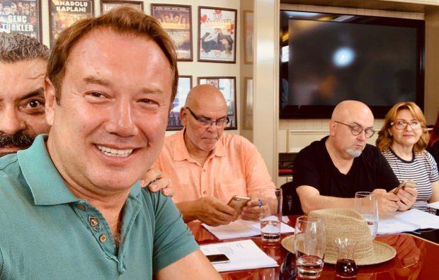 Blmlerinin 50 dakika olarak snrlandrld Seksenler dizisinde ekibin byk blm topland. Ancak baz karakterler hikaye gerei dizide olmayabilir. Hatta ilerleyen blmlerde yeniden hikayeye dahil olabilir.