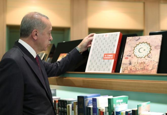Bu ay iinde almas beklenen Cumhurbakanl Ktphanesi hakknda bilgi alan Erdoan, yerletirme ilemleri tamamlanan baz kitaplar da inceledi.