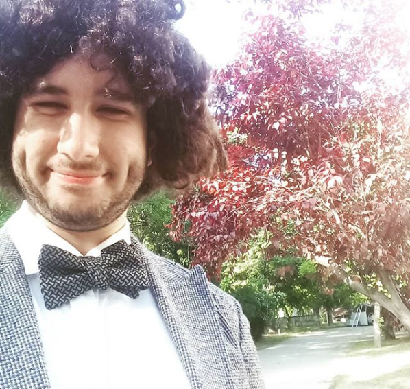 Anne ve babasnn 4 yanda iken boandklarn belirten Arda Ayten imdiye kadar 4 kitap yazdn da izleyicilerle paylamt.