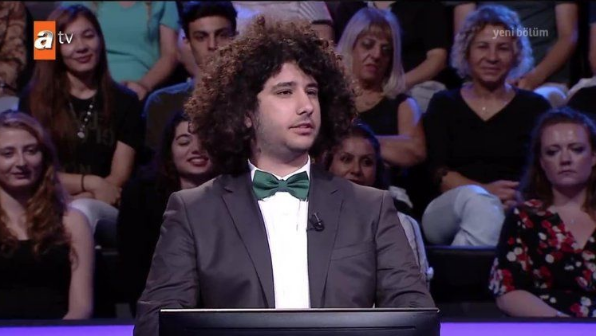 Peki Arda Ayten kimdir?<br>  St mam niversitesi rencisi Arda Ayten, daha nceki programda kitaplara byk ilgisi olduunu sylemi, "Param olmad iin ylda 150 kitap okuyabiliyorum" szleri ile izleyenleri duygulandrmt.