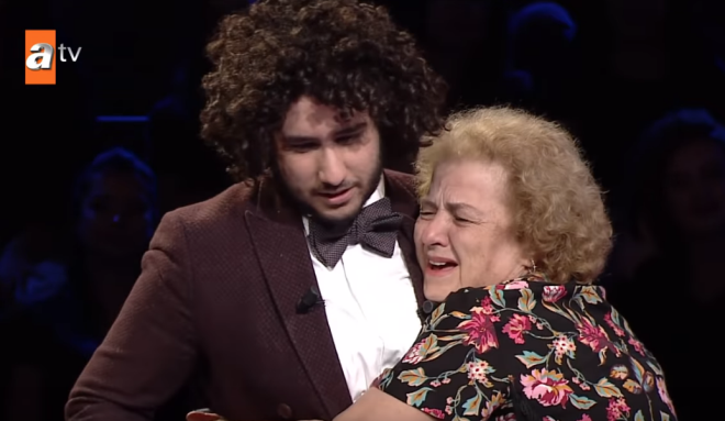 Byk sevin: 1 milyonluk sorunun doru yantnn toprak olduu ortaya knca stdyoda byk sevin yaanm ve Arda Ayten'in annesi ve anneannesi gzyalarna hakim olamamt.