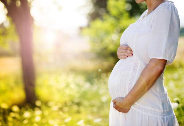 ?In Vitro Aktivasyon Tedavisi ile tp bebekle gebelik ansn artryoruz?  <br>  Prof. Dr. Namk Kemal Duru, erken yumurtalk yetmezlii tedavisinde uygulanan In Vitro Aktivasyon teknii ile ilgili de, ?Laparoskopik olarak yumurtalktan kk bir para (0.5x0.5cm) alyor, bunu da 1mm kplk paracklara ayryor ve periton iinde bir cep oluturarak paracklar bu cebe ayn ameliyat seansnda tekrar naklediyoruz. Bu ilemle yumurta ierisinde uyuyan hcreleri uyandrmay amalyoruz. daha sonra normal tp bebek ilemlerine devam ediyoruz ve erken yumurta yetmezlii bulunan kadnlar da bile baarl sonular elde edilebiliyoruz? eklinde konutu.    Yakn Dou niversite Hastanesi olarak da bu tedaviyi uyguladklarn dile getiren Duru son olarak da, ?Yumurtalk dokusunun In Vitro Aktivasyon teknii ile aktif hale getirilmesi ve sonrasnda Tp Bebek tedavisini ilk olarak Japonya'daki Saint Marianna niversitesi gelitirildi. Danimarka'da Kopenhag niversitesi, in'de Zhengzhou niversitesi ve spanya'da La Fe niversitesi'nde de baaryla uygulanmakta. Erken yumurtalk yetmezlii bulunan kadnlarn bu teknikle ?kendi yumurtalaryla' gebe kalabiliyor ve canl - normal bebekler dourabiliyor? diyerek szlerini sonlandrd.