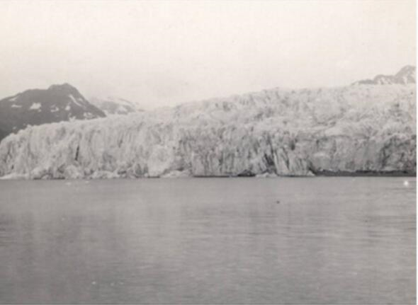 Alaska'daki McCarty Buzulu'nun 1909 ylnn temmuz aynda ekilen bir fotoraf.