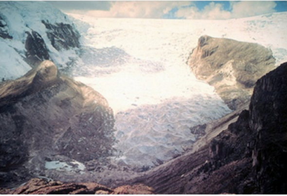 Peru'daki Qori Kalis Buzulu'nun 1978 ylnn temmuz aynda ekilen bir grnts.