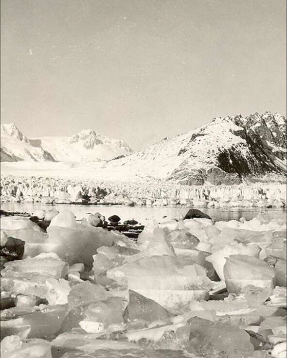 1940 ve 4 Austos 2005 tarihleri &#8203;&#8203;arasnda Alaska'da Kuzeybat Buzulu'nun erimesi... 2005'te ekilen grnt bir sonraki karede ama hi i ac deil!