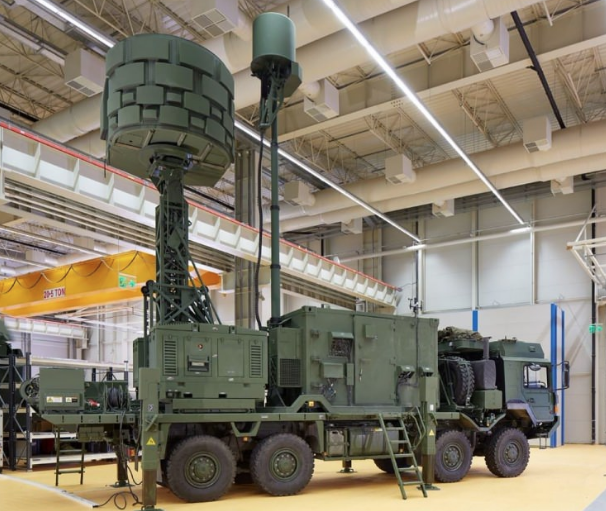 KORAL  Snr hattna yerletirilen milli elektronik harp sistemi Koral, Elektronik Destek Sistemi (KORAL ED) ile Elektronik Taarruz Sistemi (KORAL ET) olmak zere iki farkl sistemden oluuyor. Askeri taktik aralara entegre edilen ve geni bir frekans bandnda alan Koral sayesinde dman radarlar almaz hale getirilebiliyor.