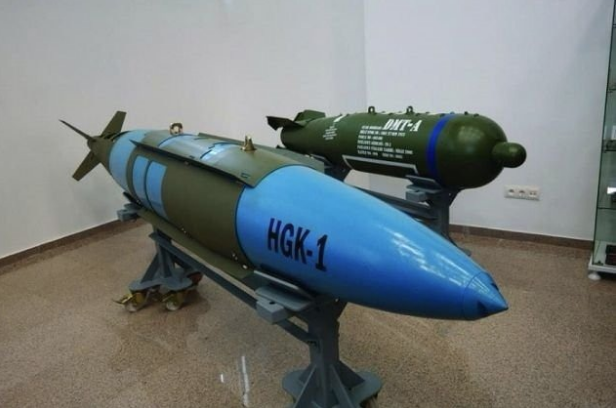 HASSAS GDM KT  Tbitak'n gelitirdii, Aselsan'n rettii Hassas Gdm Kiti, 40 bin fit irtifada 25 kilometre menzile ulayor. Uaktan atlan bombalara gdm yetenei kazandryor. Bylece mevcut bombalar, her tr hava koulunda, uzak bir mesafeden atldnda bile, yksek hassasiyetli vuru yetenei kazanyor. Bu da uaklarn tehlikeli blgeye yaklamadan, gvenli bir ekilde grevlerini tamamlamalarn salyor.