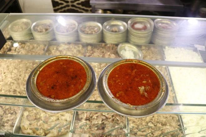 5 dakika gibi ksa srede mteriye ulayor. zellikle ehir dndan gelip beyran yiyenler giderken buradan paket yaptrmak istiyor, bu lezzeti baka yerde bulamyorlar. Bunun iin de et suyu, tuz, soan, limon atyoruz ve kpn alp piiriyoruz.