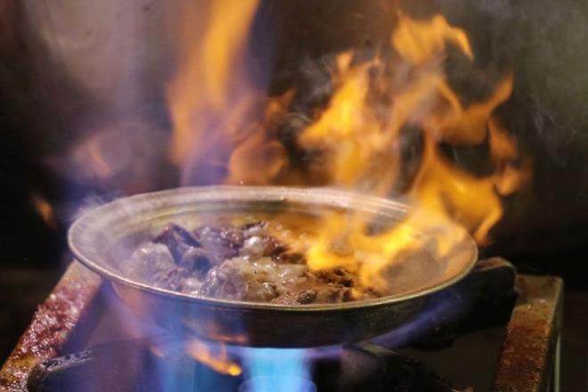 Sabah kahvaltsnn vazgeilmezi: inde, kemik suyu, et, pirin, sarmsak ve eitli baharatlarn yer ald beyran, k aylarnda vatandalarn sabah kahvaltsnn vazgeilmezleri arasnda yer alyor.