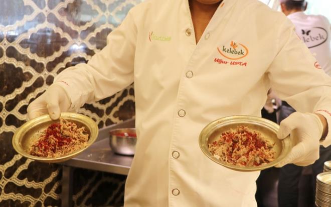 GAZANTEP'in mehur lezzetlerinden 'beyran', k aylarnda vatandalarn sabah kahvaltsnn vazgeilmezleri arasnda yer alyor. inde, kemik suyu, et, pirin, sarmsak ve eitli baharatlarn yer ald beyran zellikle sabah erken saatlerde tketiliyor.