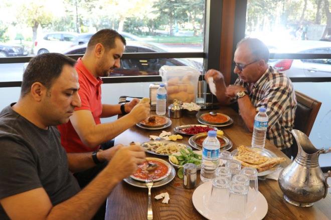 stanbul, zmir ve Ankara'dan beyran yemek iin geliyorlar: Sabah 5'te servise balyoruz o saatte buraya gelip beyran istiyorlar. ehir dndan gelenler de ok fazla. Hafta sonlar zellikle zmir, stanbul, Ankara gibi ehirlerden beyran yemek iin Gaziantep'e geliyorlar."