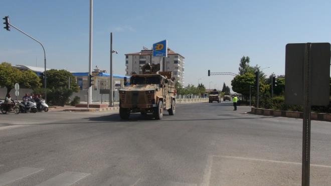 Geni gvenlik nlemleri altnda ilerleyen konvoy Kilis'in Suriye snrna yneldi.