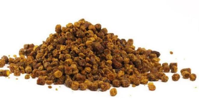 Propolis nedir?   <br>  Propolis genellikle ?ar tutkal? olarak bilinen ve ar rnlerinin nc en nemli bileenidir. Esas olarak reine, balmumu, uucu yalar, polen ve dier organik bileiklerden olumaktadr. Ayrca propolis ekstraktlarnda gl bir antioksidan olan resveratrol tespit edilmitir. Propolis ayrca pek ok vitamin (B1, B2, B6, C ve E) ve mineral (magnezyum, kalsiyum, potasyum, sodyum, bakr, inko, demir ve mahganez) iermektedir. eriindeki bu aktif bileenler sayesinde propolis; antiseptik, antienflamatuar, antioksidan, antibakteriyel, antimikotik, antifungal, antilser, antikanser, ve immnomodlatr etkileri ile tbbn eitli alanlarnda deneysel almalarda tedavi amacyla kullanlmaktadr.