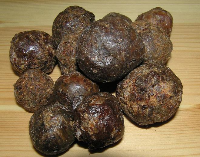 Samanc, Trkiye'de i kurmann zannedildii gibi zor olmadn belirterek, unlar kaydetti: "Biz sfr parayla irket kurduk ama bilginin de kral bizde vard. Kuruluta KOSGEB'den 350 bin liralk Ar-Ge ve inovasyon destei aldk. O destek olmasayd kurabilir miydik? Kuramazdk. KOSGEB, harcama yapmadan pein para vermiyor. Bizim onun finanse etmemiz lazm. Halk Bankas'ndan da, tesadfen duyduum, ok dk faizli 100 bin lira kredi aldk. T ARI Teknokent'teki ofisimize 2 sene kira ve fatura demedik. Yeni rnler gelitirirken TBTAK'a bavurduk. Oradan da destek aldk. Tandkla almadk tm bunlar... Normal gittik, bavurduk, iimizi dzgn yaptk ve iyi anlattk."