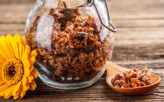 Samanc, ham propolisin doru ztlendiinde sindirilebilirliinin 60 kat arttn belirterek, "Propolis, alkol ve alkol trevi maddelerde ztlenebiliyor. Fenolik bileikler; su, zeytinya ya da sirke ile aa kmyor. Buradaki alkol meyvelerde bulunan doal alkol. Glikol ve gliserol gibi... Zaten btn rnlerimiz helal sertifikal. Su ile zlseydi zaten herkes su ile zerdi. nk daha ucuz. 'Su bazl' yazan propolisler analiz edildiinde iinde hi propolis olmad grlyor. ine bazik bir madde katyorlar onu da etiketine yazmyorlar ve onlar ok tehlikeli. te mide artan propolisler yle kyor meydana..." diye konutu.