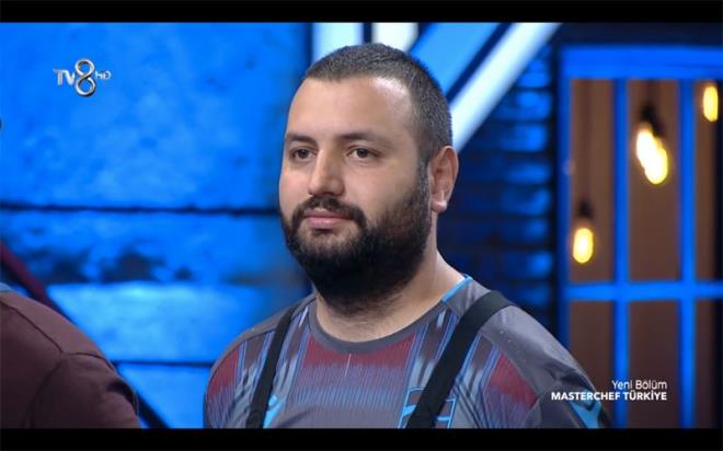 Murat ve Rfat arasnda 'adamlk' kavgas<br>  MasterChef'te kim elendi sorusunun yeni eleme adaylarn belirleyecek dokunulmazlk oyununda 'Altn Yumurtlayan Tavuk' yemei yaplyor. Yemei hazrlayan Somer ef oldu. Teknik piirme isteyen yemei yapp dokunulmazl alan kii Batuhan oldu. Batuhan eleme potasna Murat' gnderdi. Oylama srasnda ise Murat ile Rfat arasnda kavga kt. Rfat, Murat'a 'nce insan sonra adam ol' dedi. Murat'n yant da 'Ben Trabzon'da insan olarak dodum adam oldum' eklindeydi.