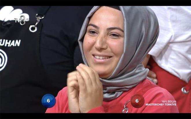 Eda ilk kez dokunulmaz oldu  <br>  Masterchef yarmasnda elemelerin gediklisi haline gelen Eda ilk kez rahat bir hafta geirdi. Takm ile 2 oyunu kazanan Eda, yapt aure ile ilk kez dokunulmazlk da elde etti. Eda, elemeye yollad Aelya'nn hedefi haline gelse de keyiften drt keydi.